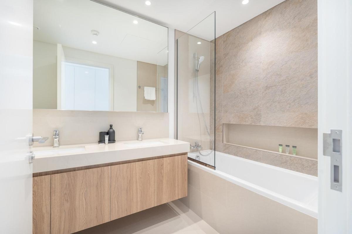 Elegant 2-bedroom With Comfy Living Area In Downtown Apartment *