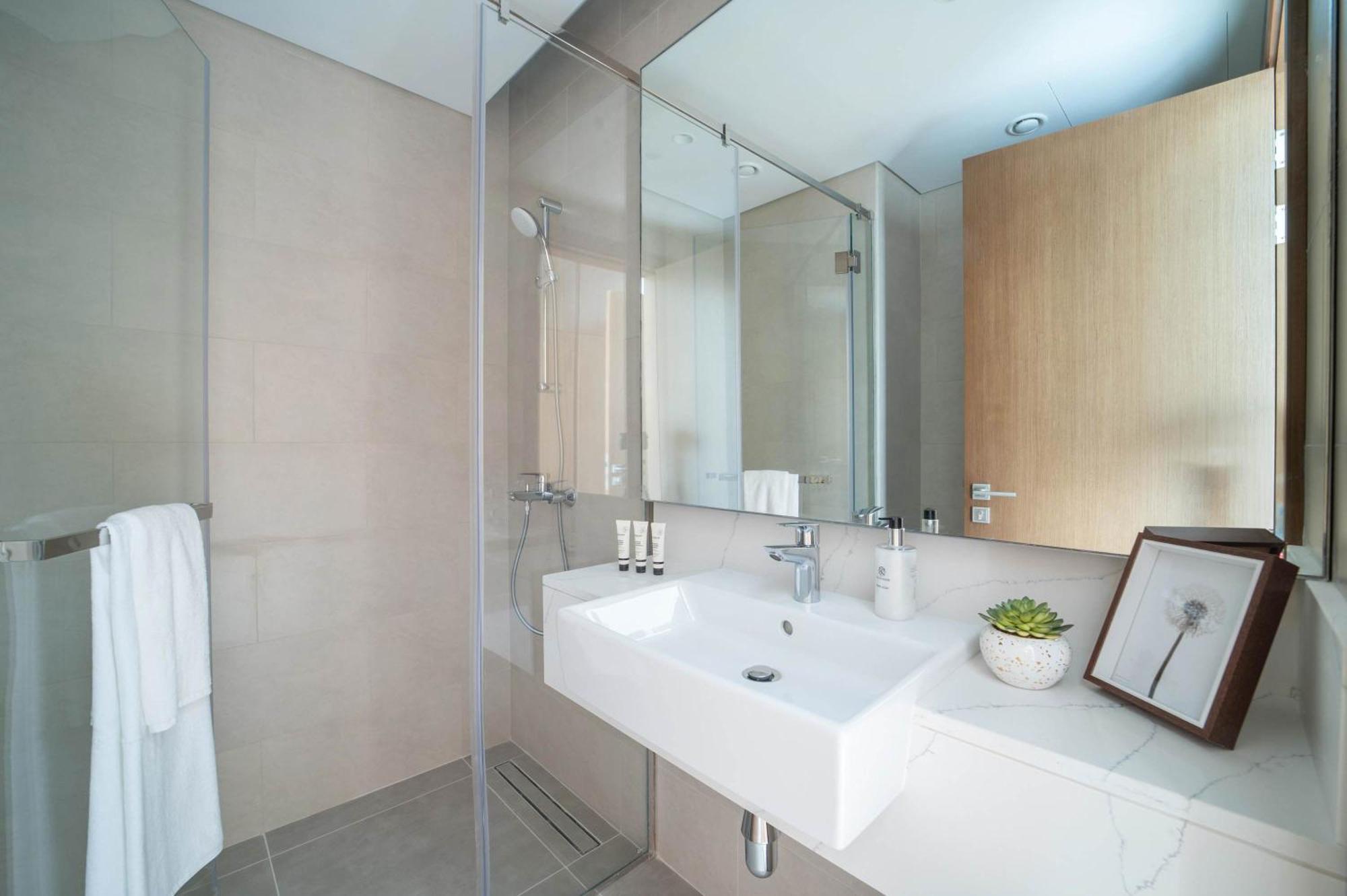 Frank Porter - Canal Front 2 Apartment Dubai