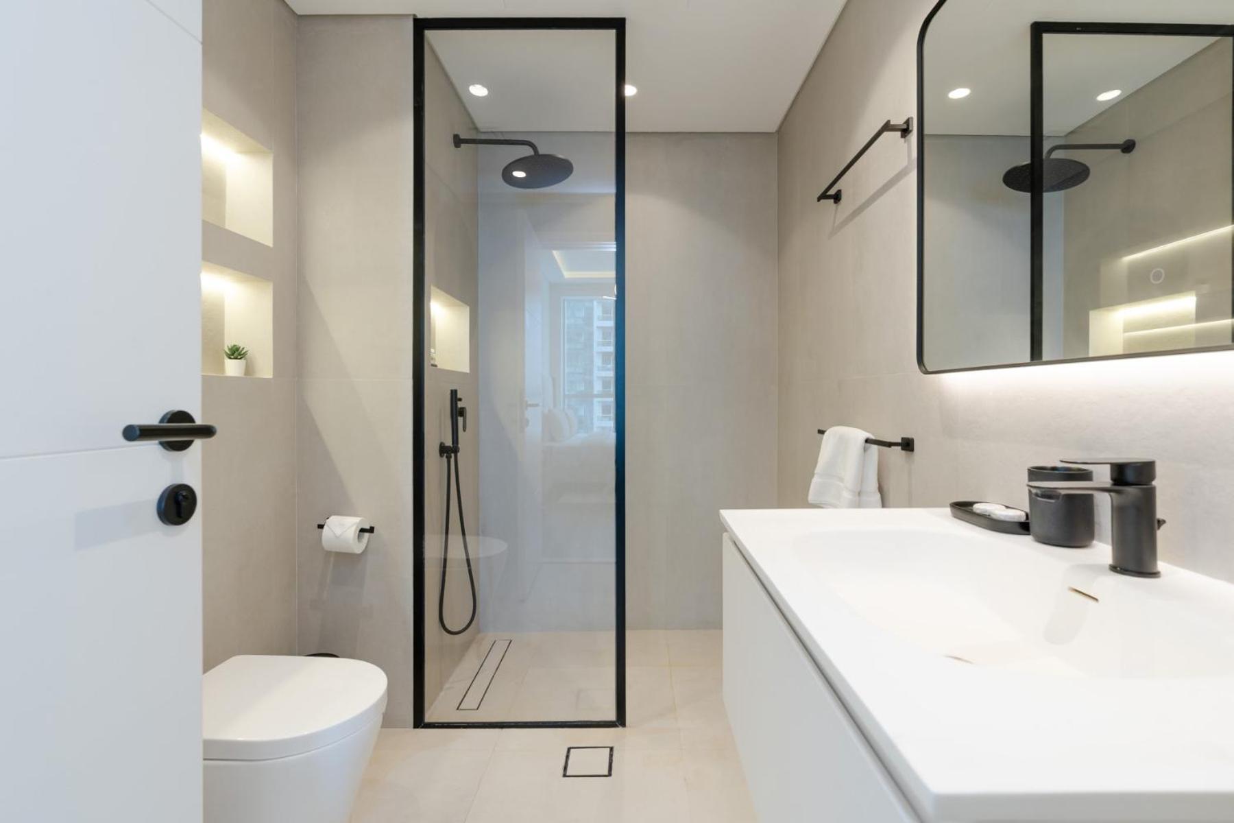 Spacious Upgraded-classy - High Floor