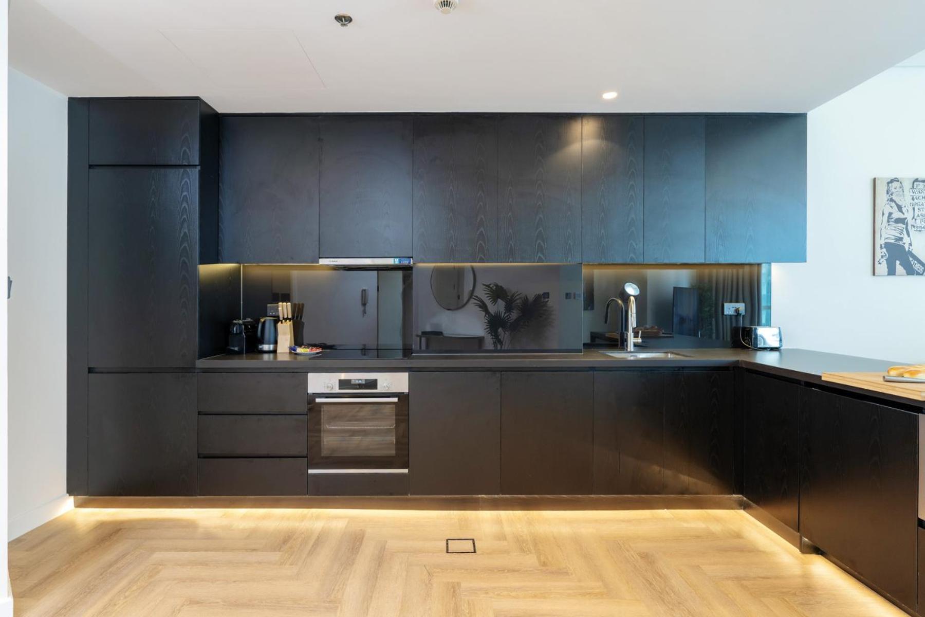 Spacious Upgraded-classy - High Floor Apartment *