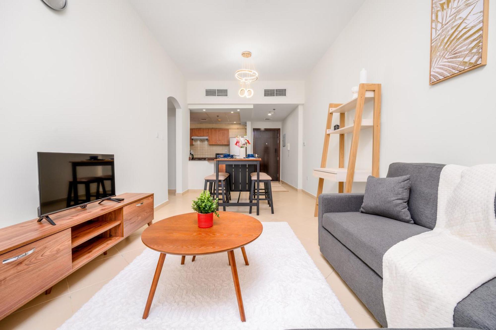 Luxurious 1-br In Active Marina Apartment