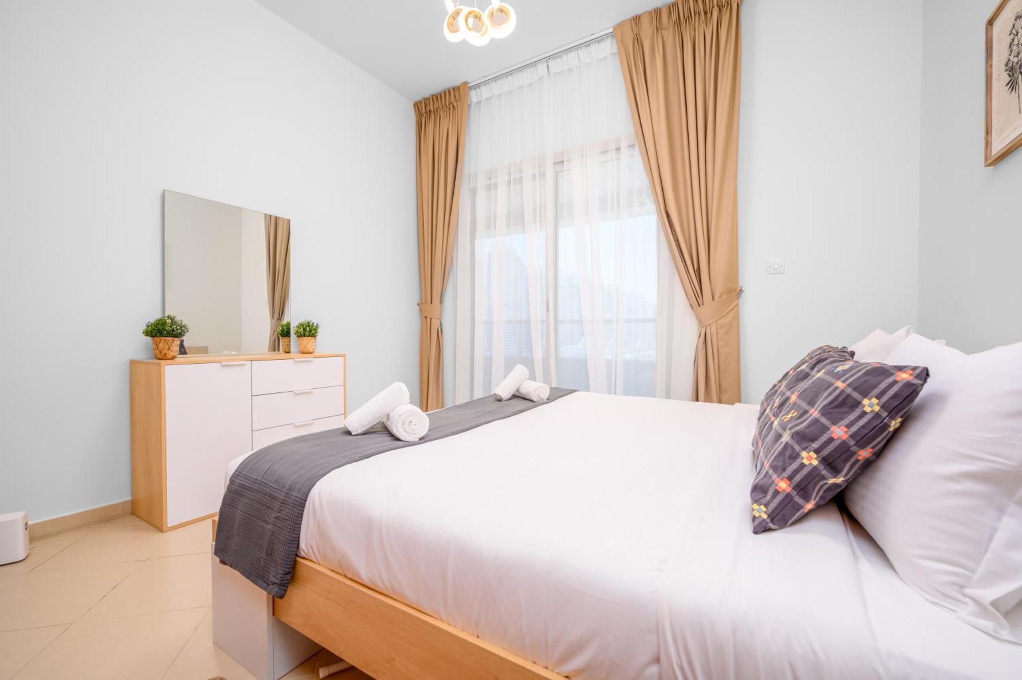 Luxurious 1-br In Active Marina Apartment *