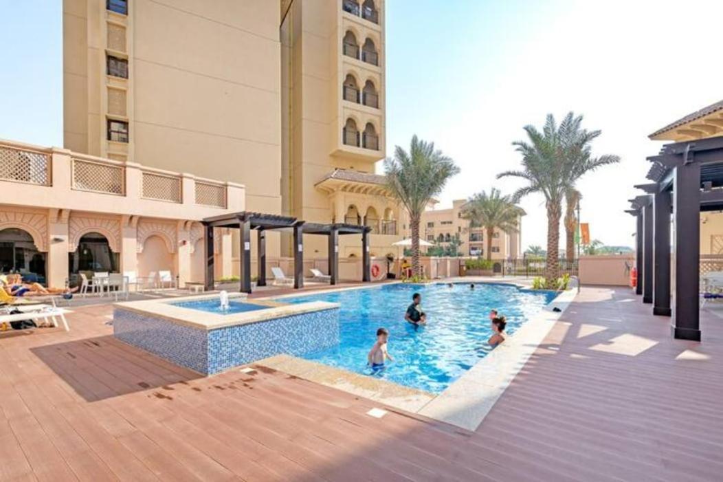Stylish 1-bedroom Retreat With Pool In Vibrant Jumeirah Golf Estates Apartment