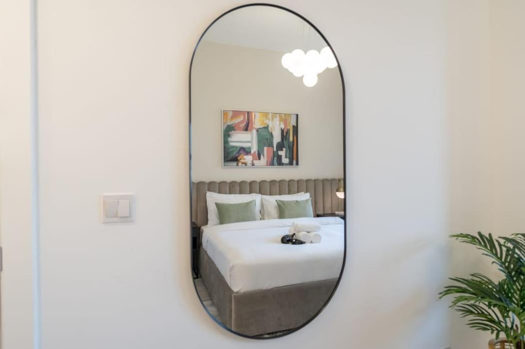 Stylish 1-bedroom Retreat With Pool In Vibrant Jumeirah Golf Estates Apartment *