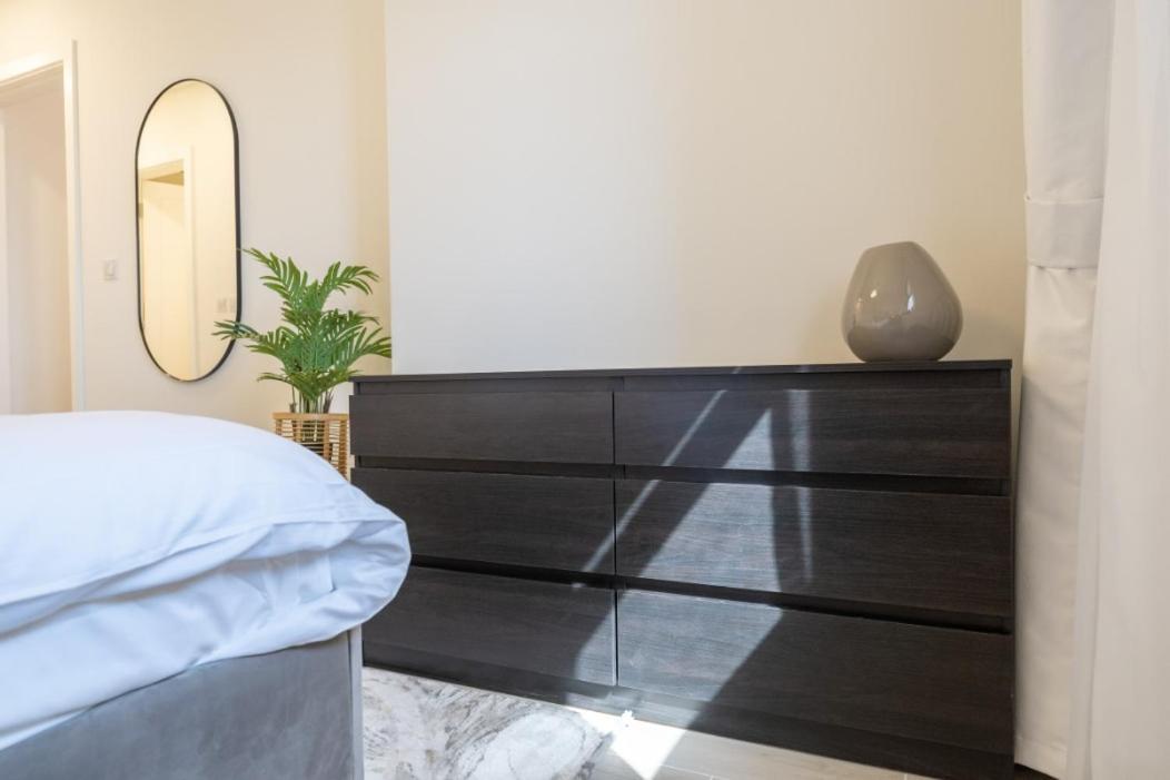 Apartment Stylish 1-bedroom Retreat With Pool In Vibrant Jumeirah Golf Estates Dubai