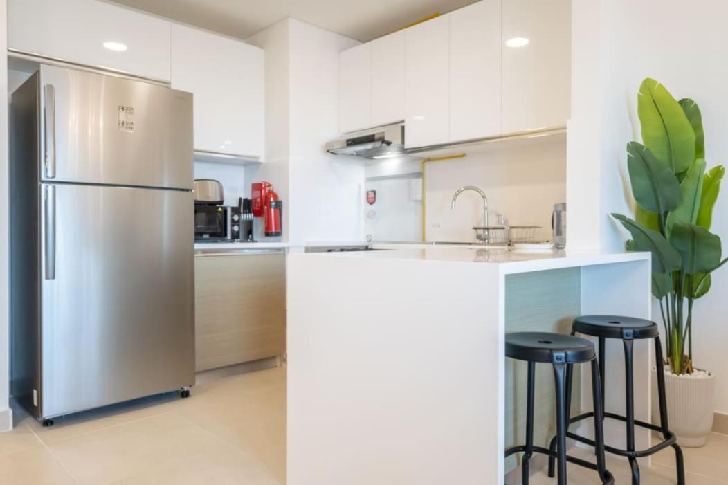 Stylish 1-bedroom Retreat With Pool In Vibrant Jumeirah Golf Estates Apartment
