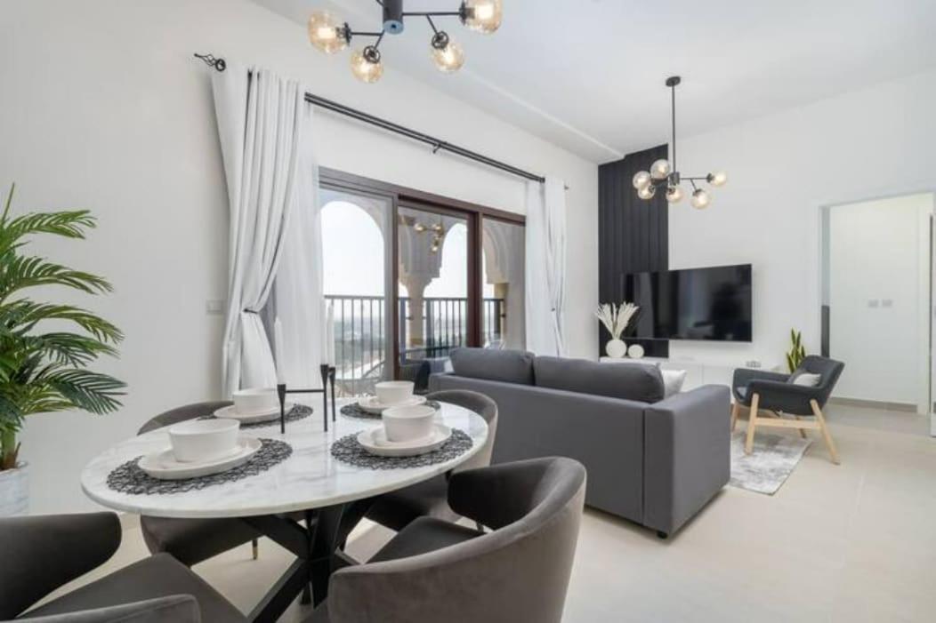 Stylish 1-bedroom Retreat With Pool In Vibrant Jumeirah Golf Estates *