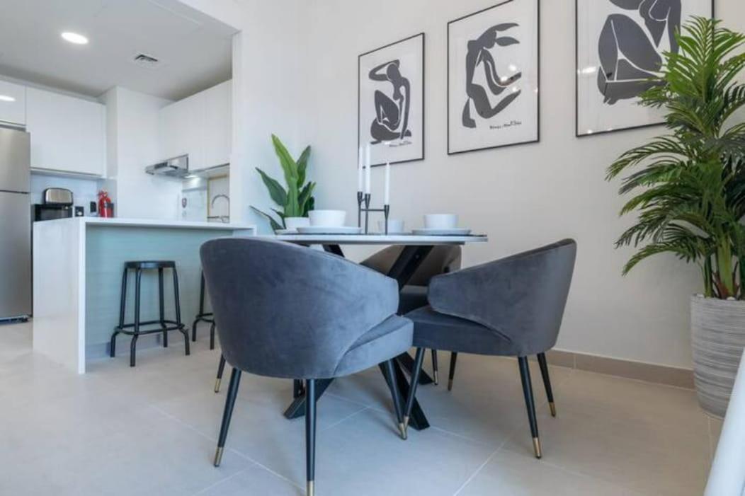 Stylish 1-bedroom Retreat With Pool In Vibrant Jumeirah Golf Estates *