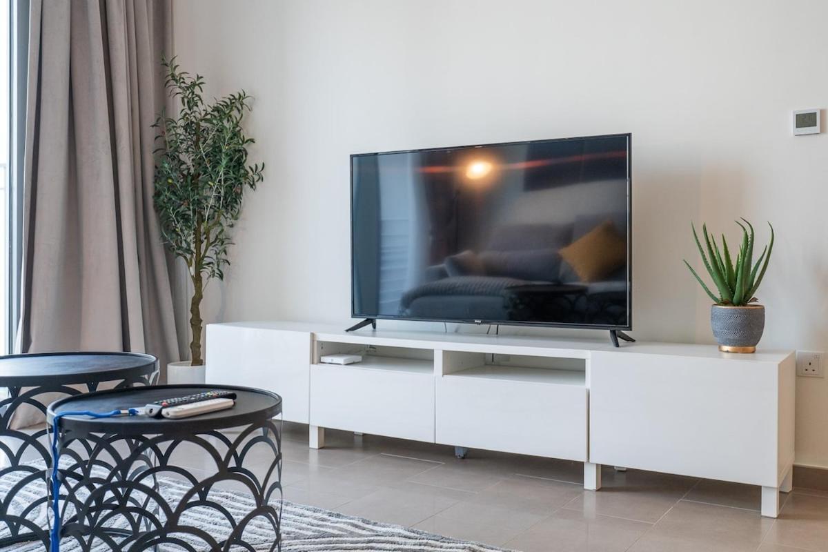 Chic 1br Flat Stunning Views In Hills Dubai