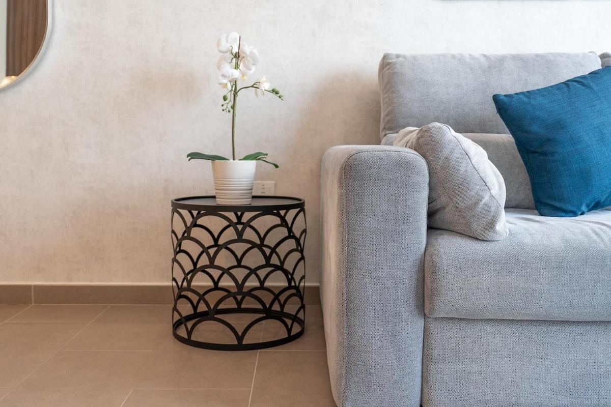Chic 1br Flat Stunning Views In Hills Dubai
