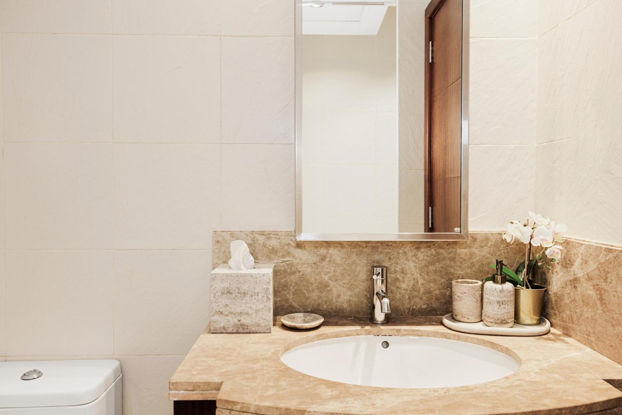 Sophisticated In The Heart Of Dubai, Walk From Burj