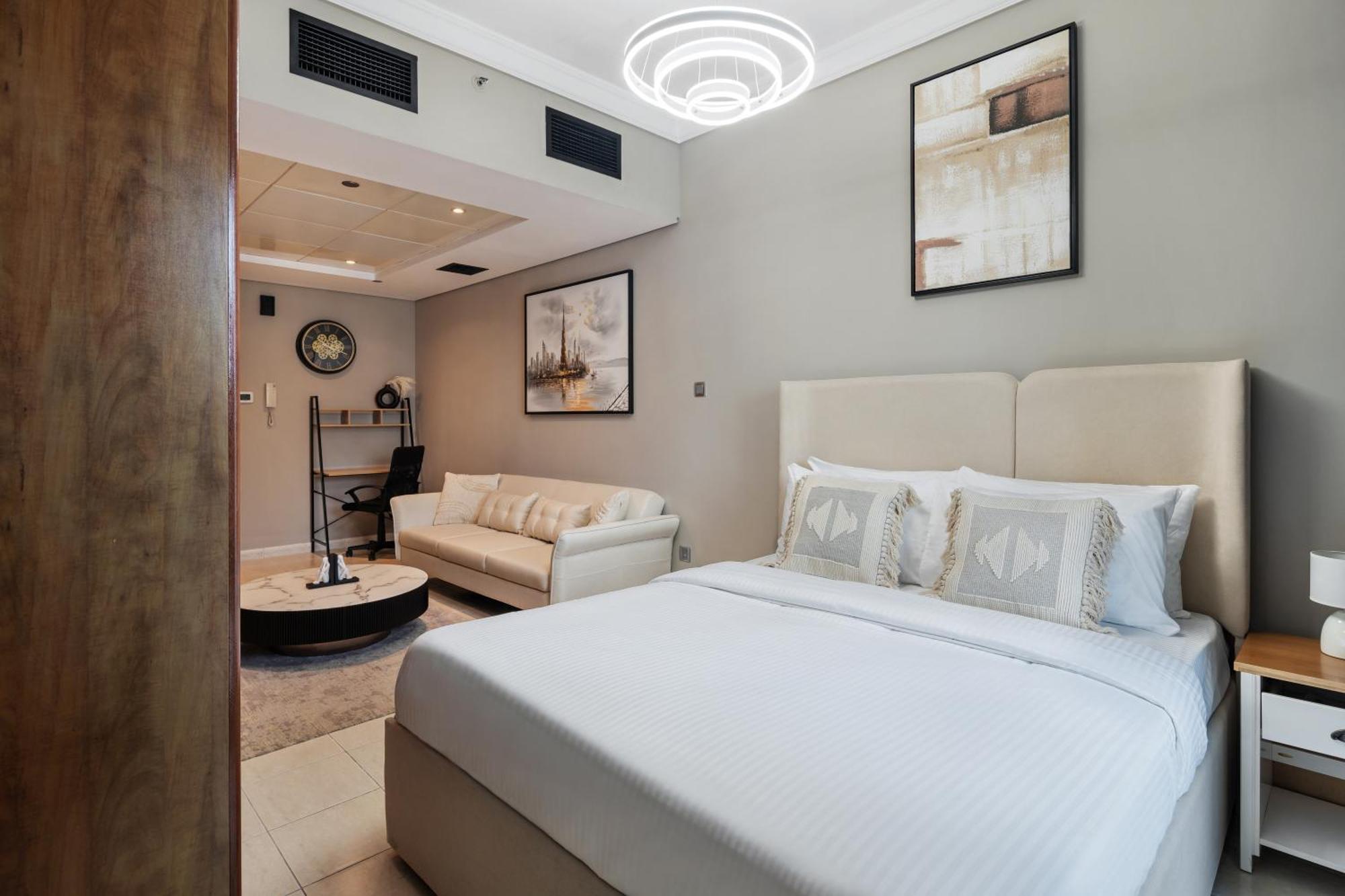 Upscale In Jlt Near Metro *