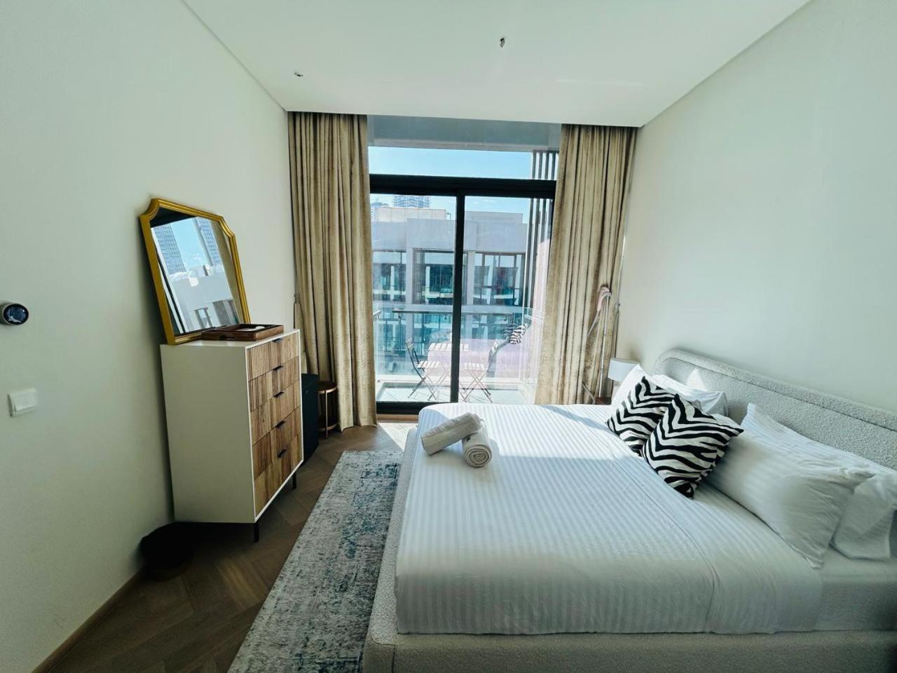 Premium 1bhk In Signature Living, Jvc! Pool View Apartment *