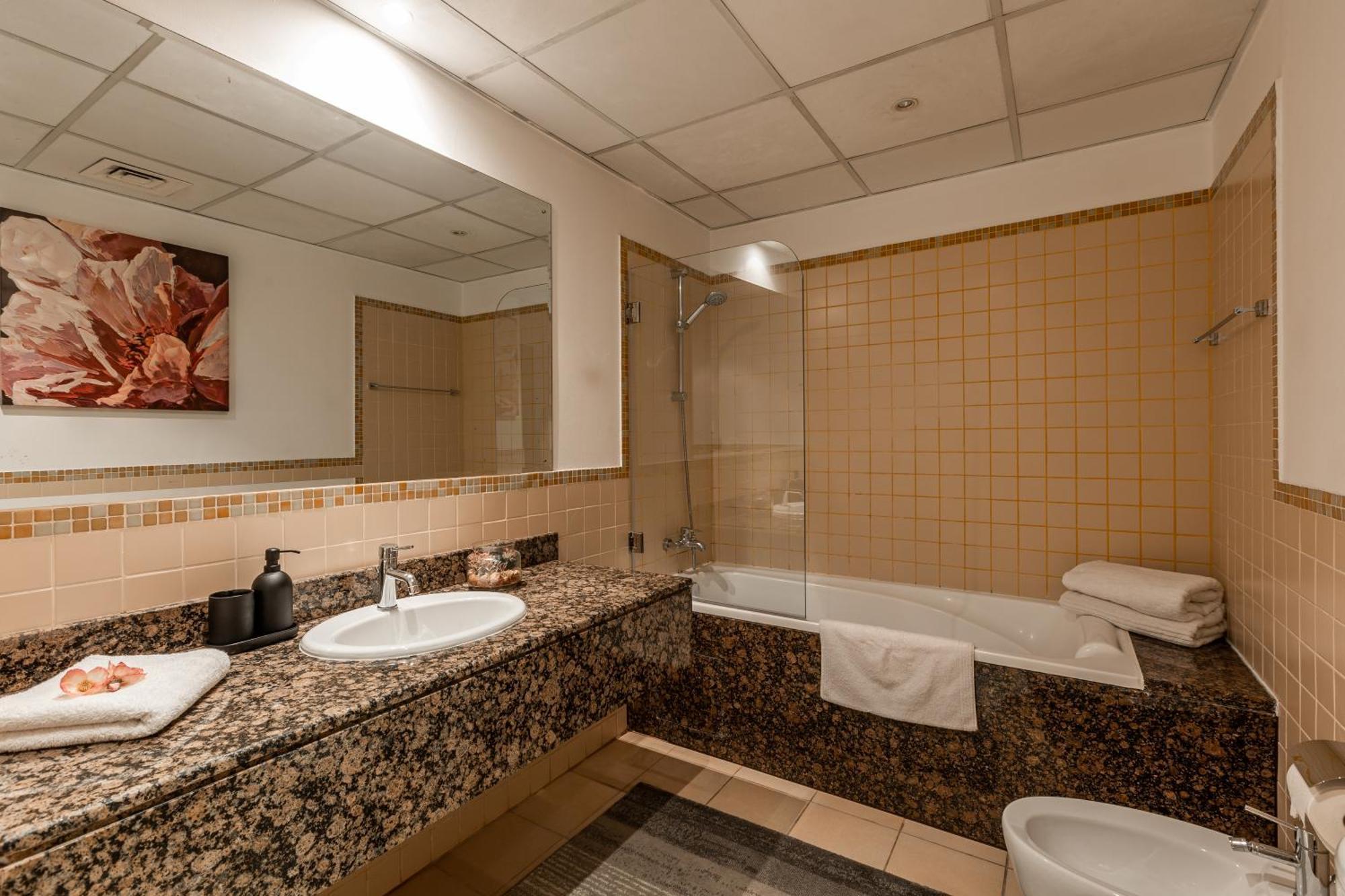 Beautiful And Bright 1 Bedroom Apartment! Sofia ! Apartment