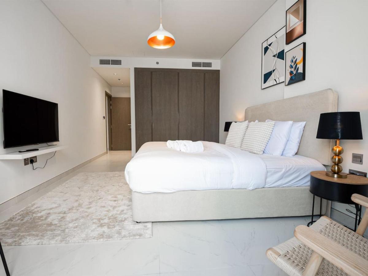 Elegant 2 Bed Maids In Dt1 With Rooftop Pool Dubai