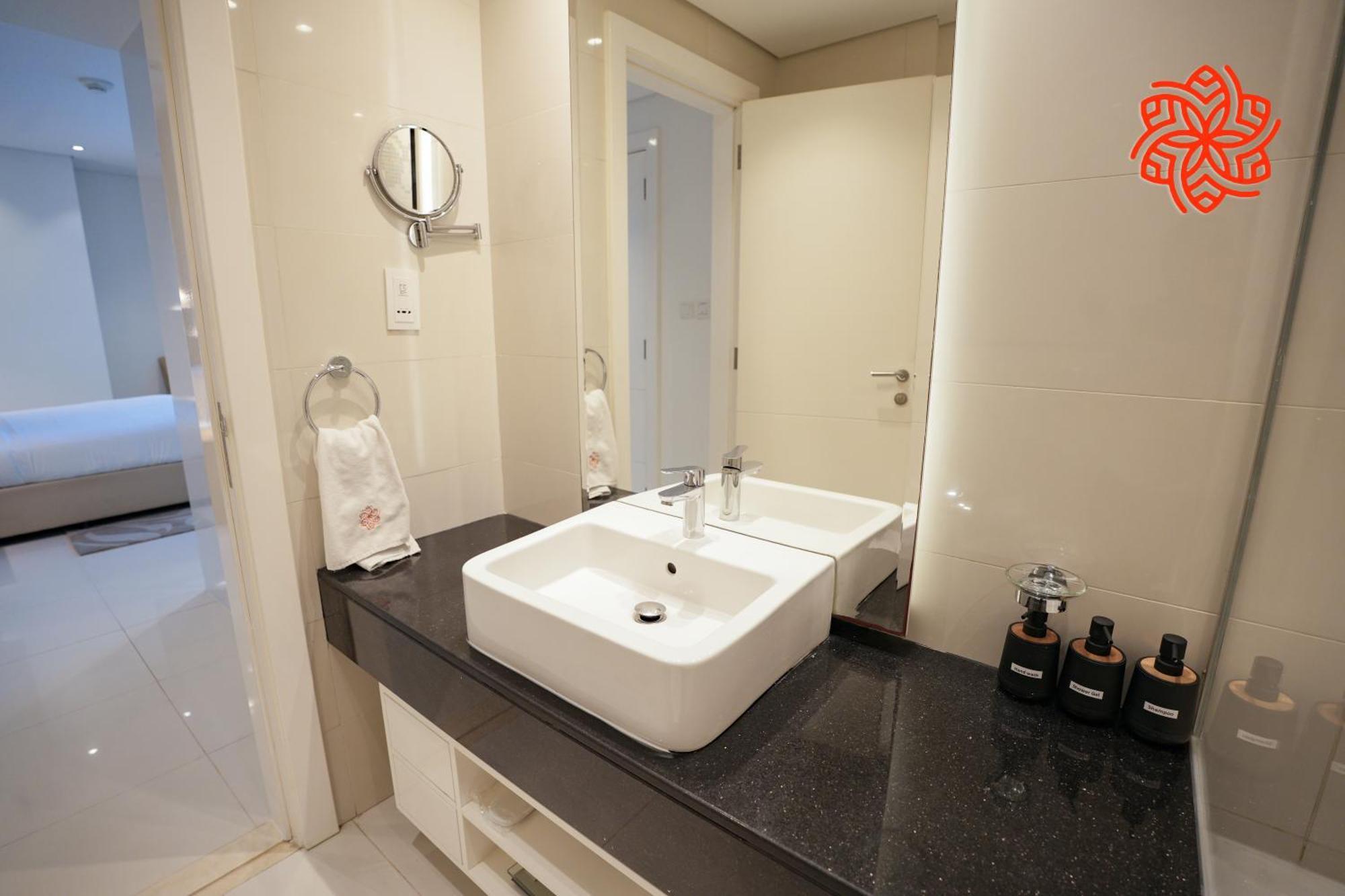 Alashrafia Saray- Upscale 1bdr In Canal Views * Dubai