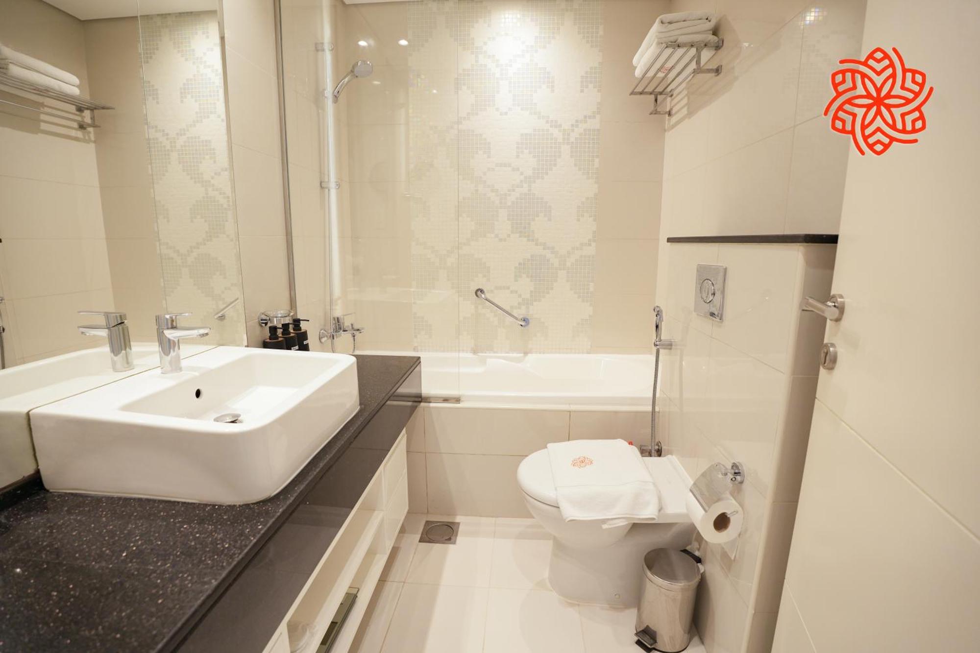Apartment Alashrafia Saray- Upscale 1bdr In Canal Views Dubai