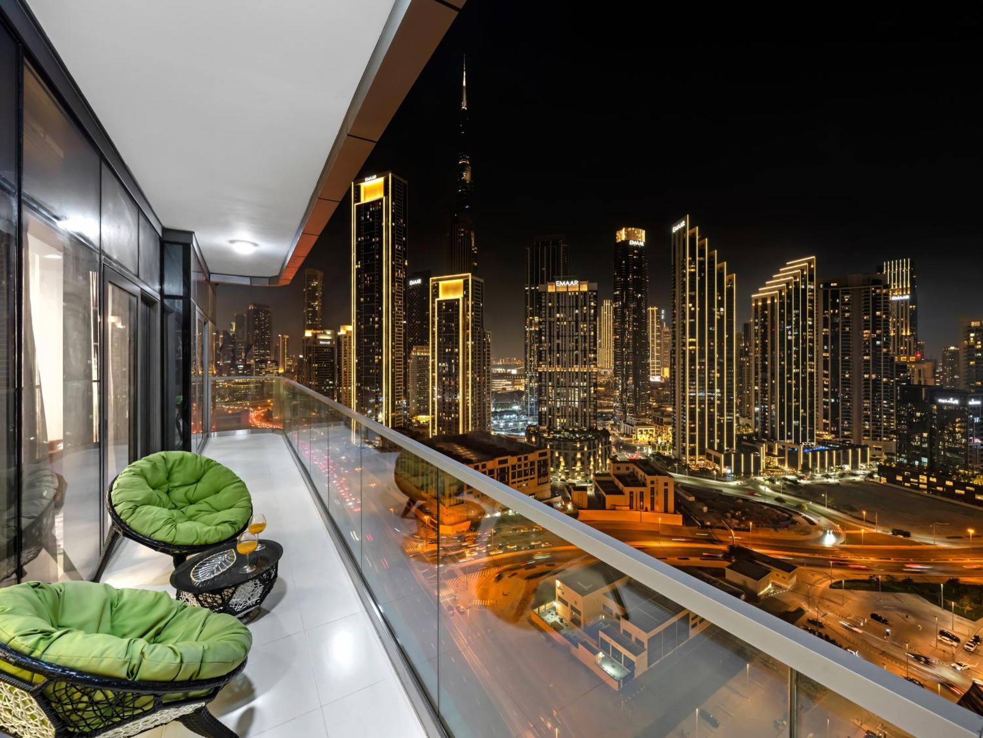 Paramount Midtown Infinity Pool With Burj View *
