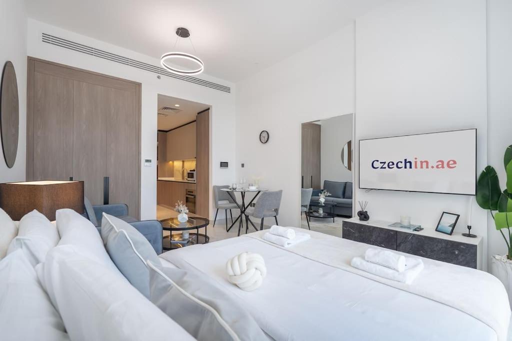 Location And Work And Chill Near Miracle Garden Apartment