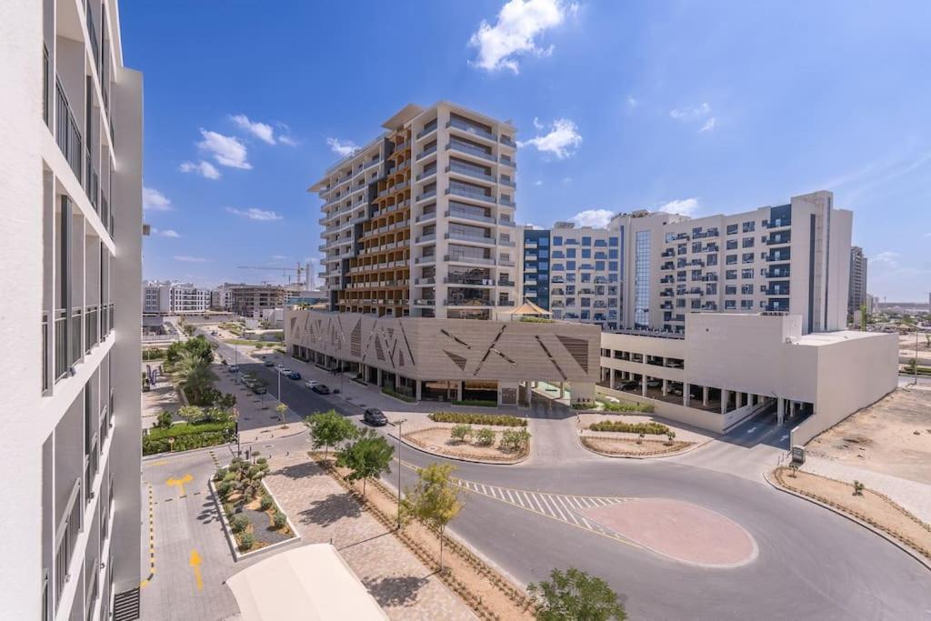 Location And Work And Chill Near Miracle Garden Apartment *