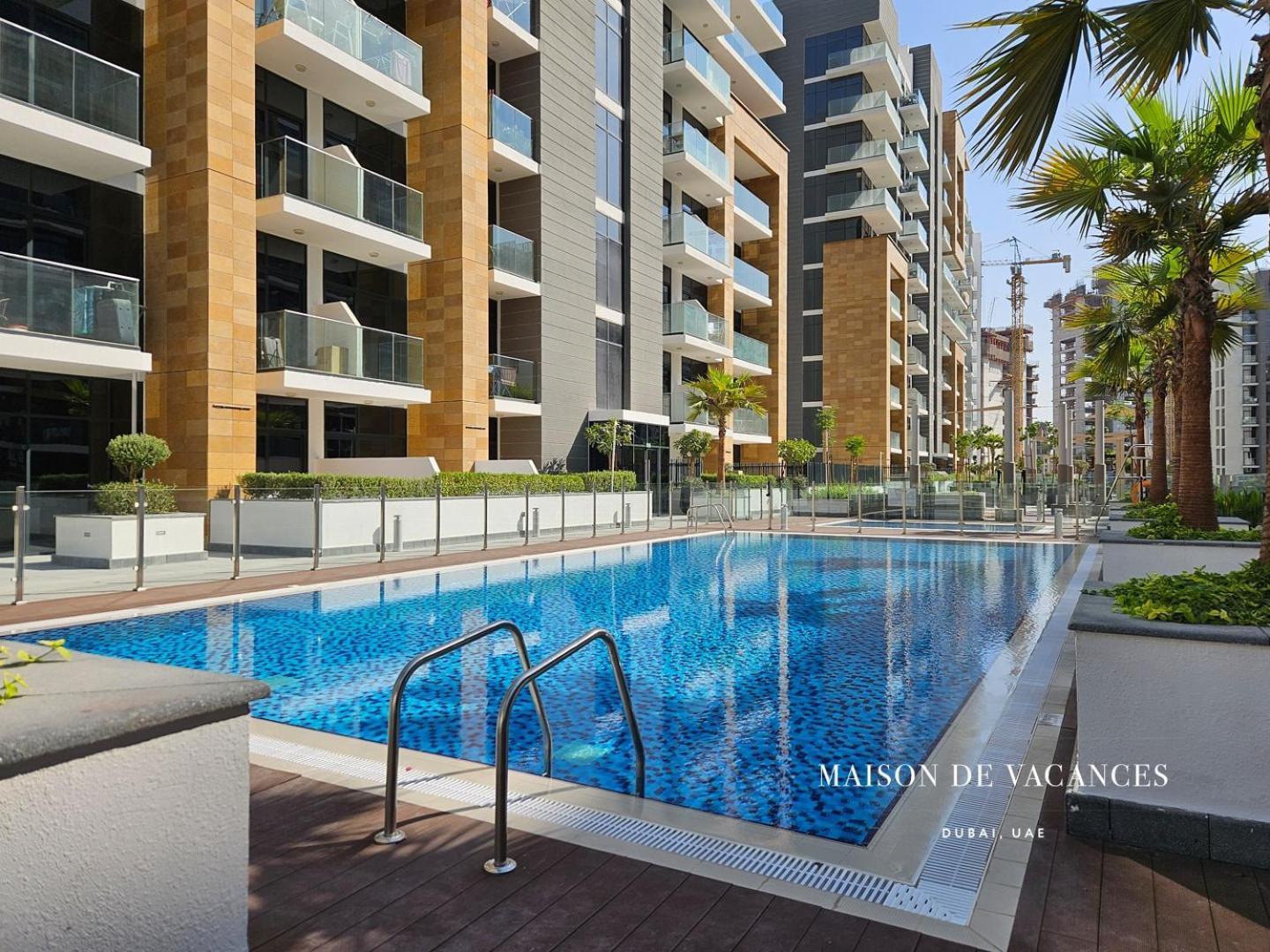 Pool View 10mins From Mall Dubai