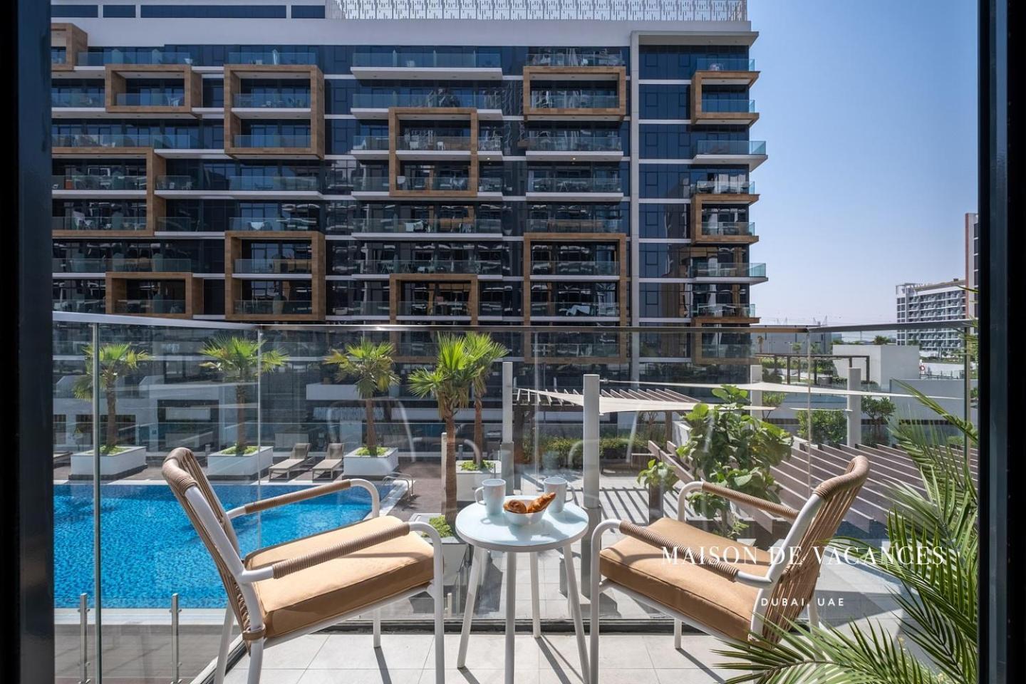 Pool View 10mins From Mall Apartment