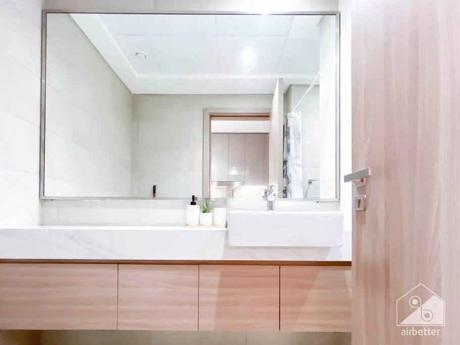 Opulent With Balcony At Aziz Riviera Dubai