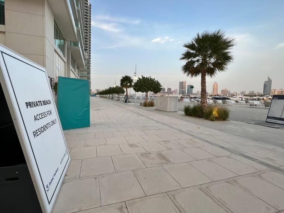 First Class 1br Stunning Marina & Palm View * Dubai