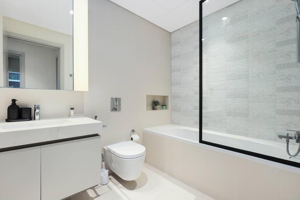 First Class 1br Stunning Marina & Palm View *