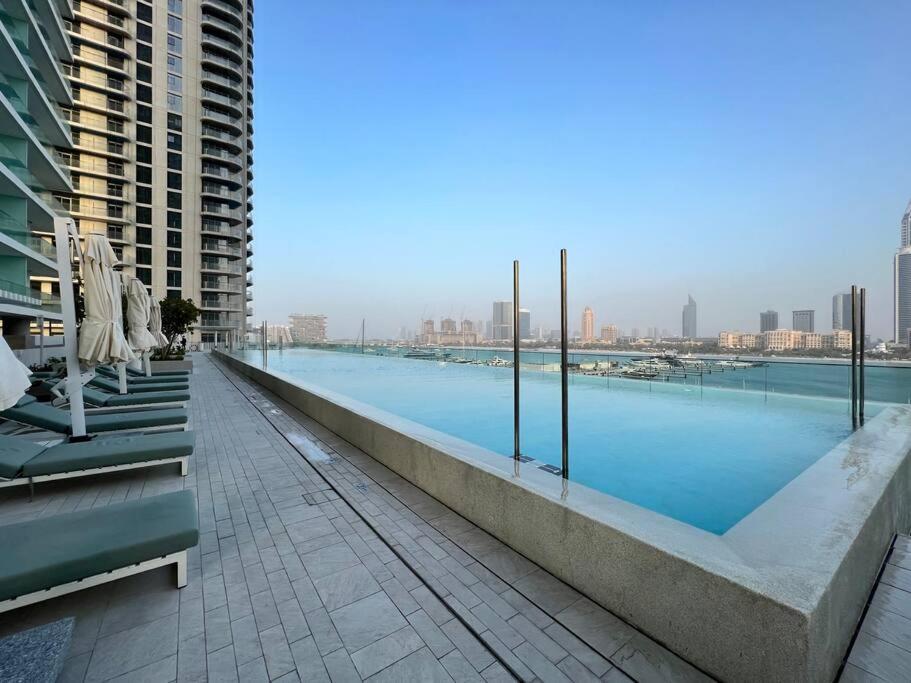 First Class 1br Stunning Marina & Palm View