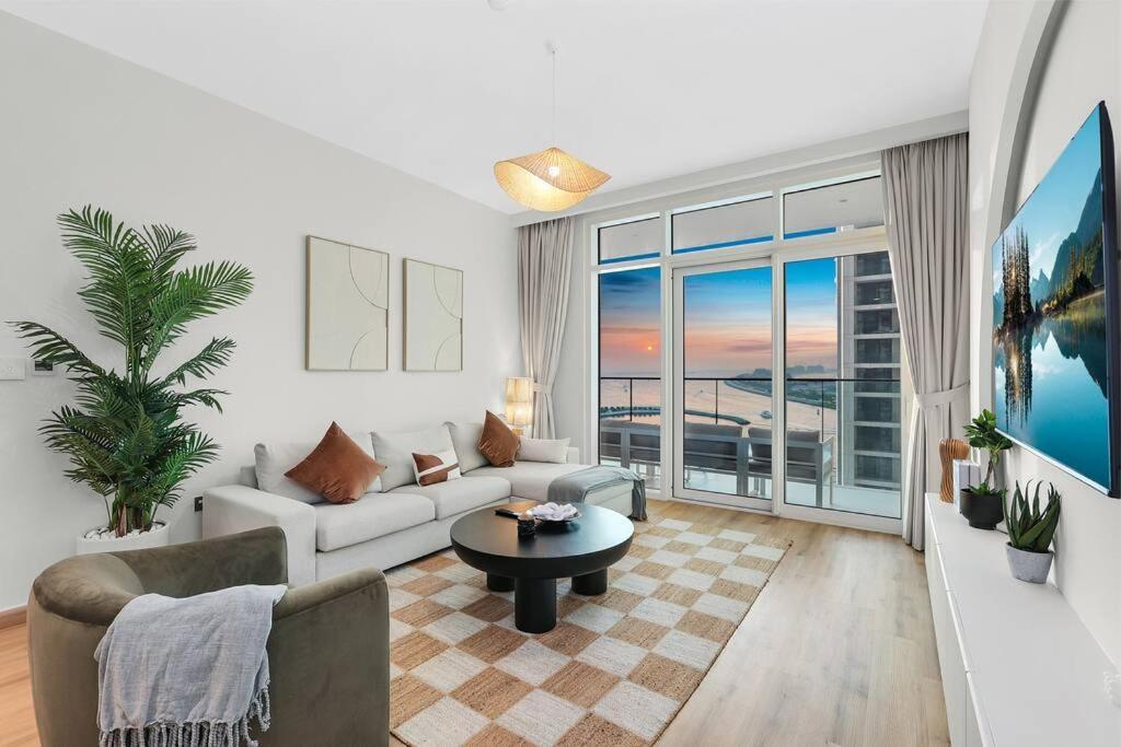 First Class 1br Stunning Marina & Palm View *