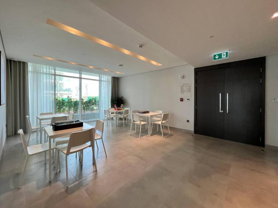 First Class 1br Stunning Marina & Palm View