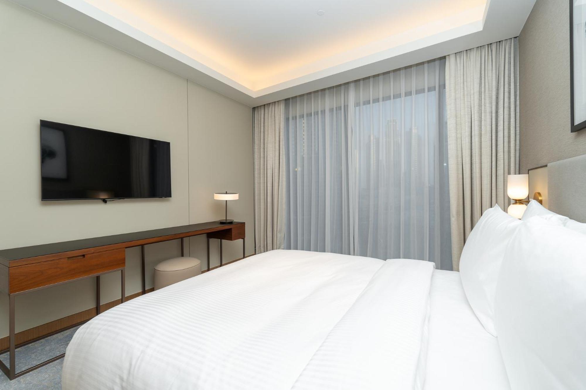 Spacious 3 Bedroom In Downtown With Burj Khalifa View Dubai