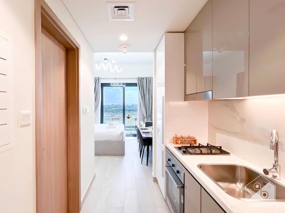 Balcony Haven In Riviera Apartment