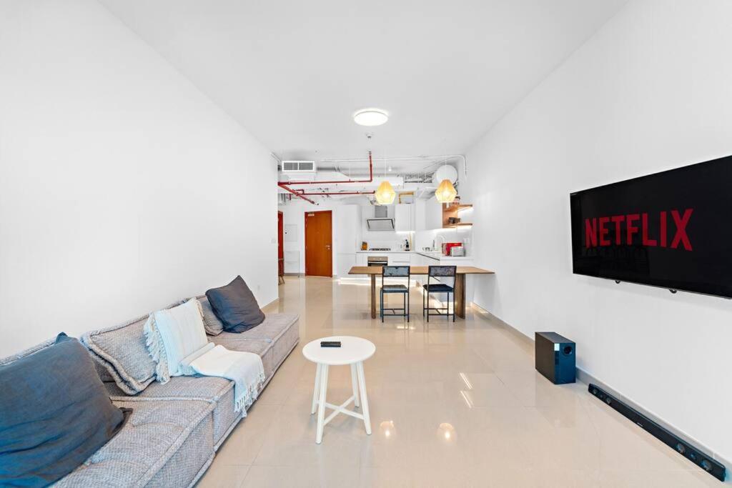 Chic 1br With Pool, Gym, Bbq, Tennis Court Dubai