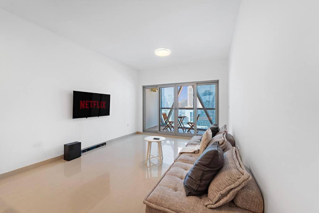 Chic 1br With Pool, Gym, Bbq, Tennis Court * Dubai