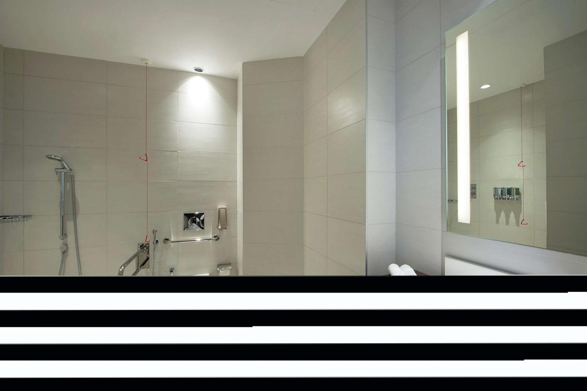 Hotel Hampton By Hilton Airport