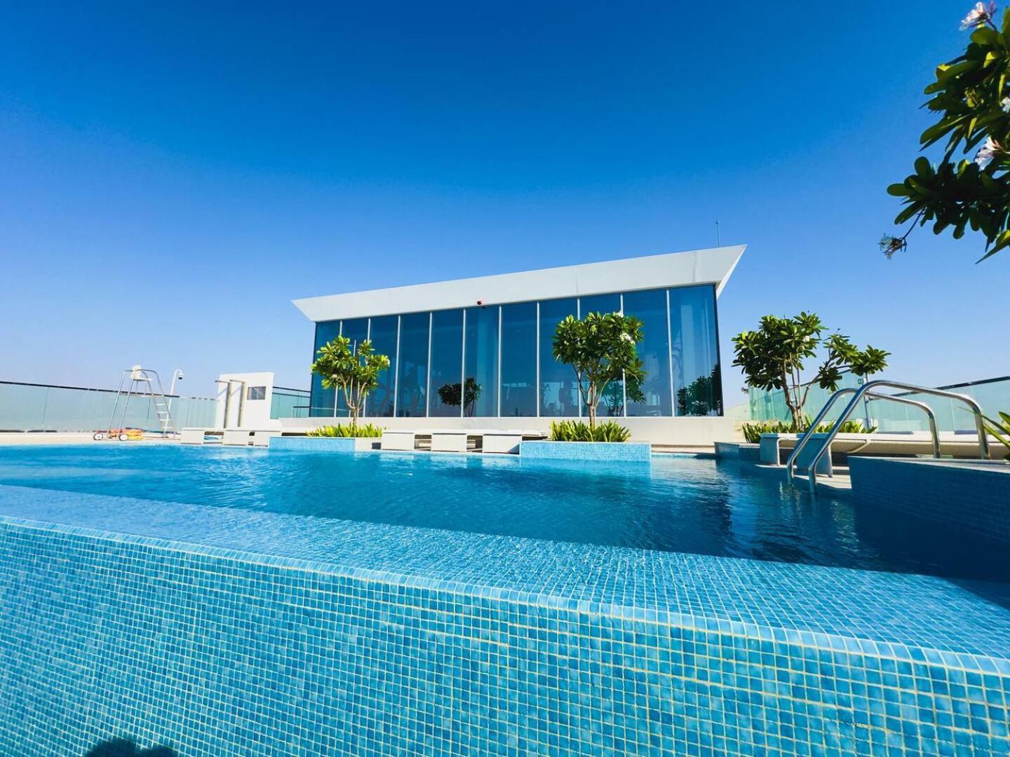 Elegant 2 Bed Maids In Dt1 With Rooftop Pool * Dubai