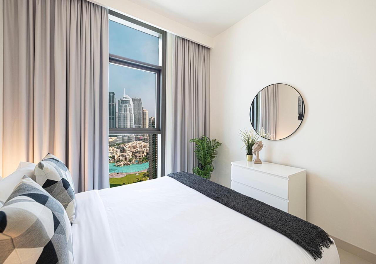 Modern Luxury Overlooking Burj Khalifa Apartment *