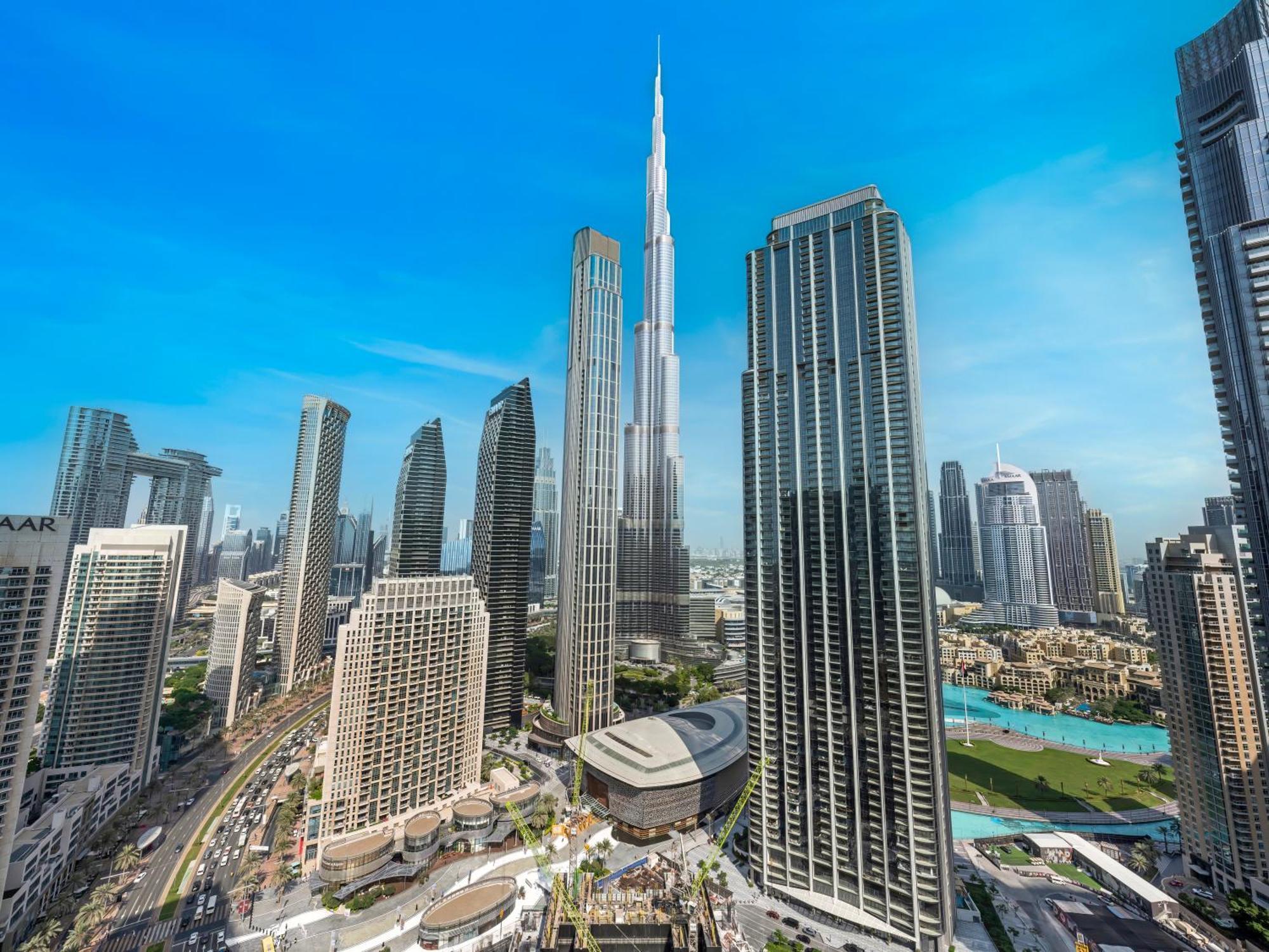 Modern Luxury Overlooking Burj Khalifa Apartment *