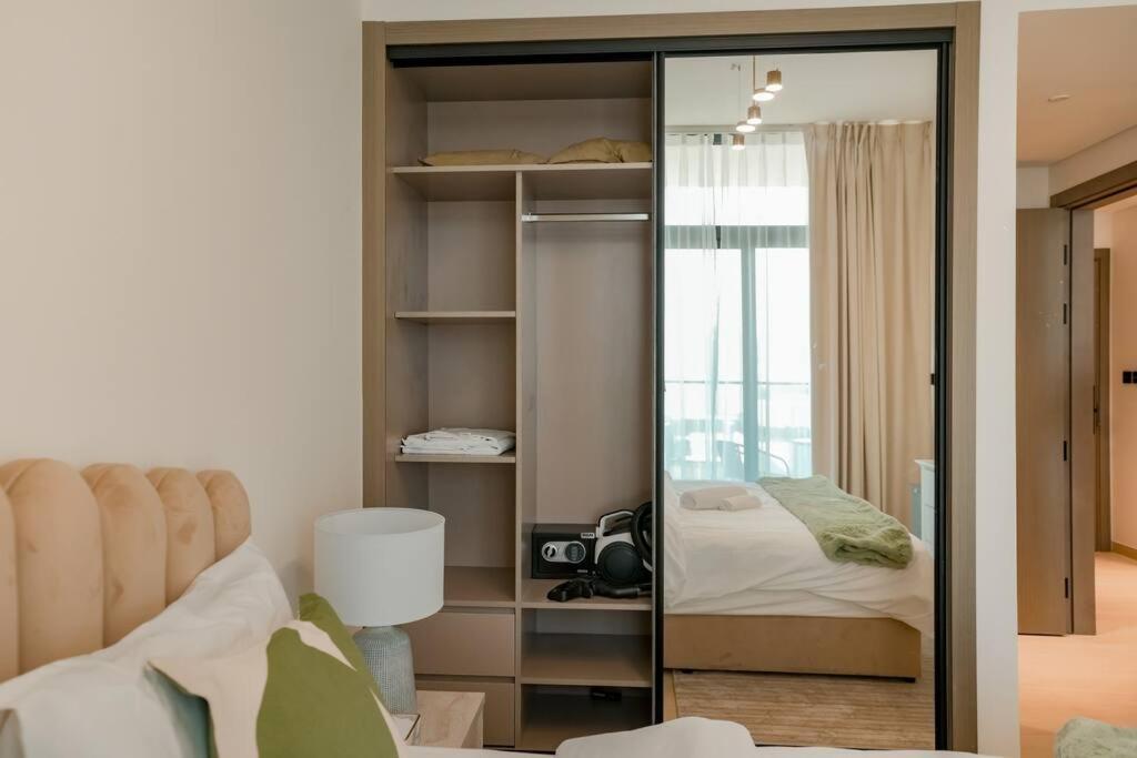 Apartment 1-Bed In Binghatti Emerald With Pool Dubai