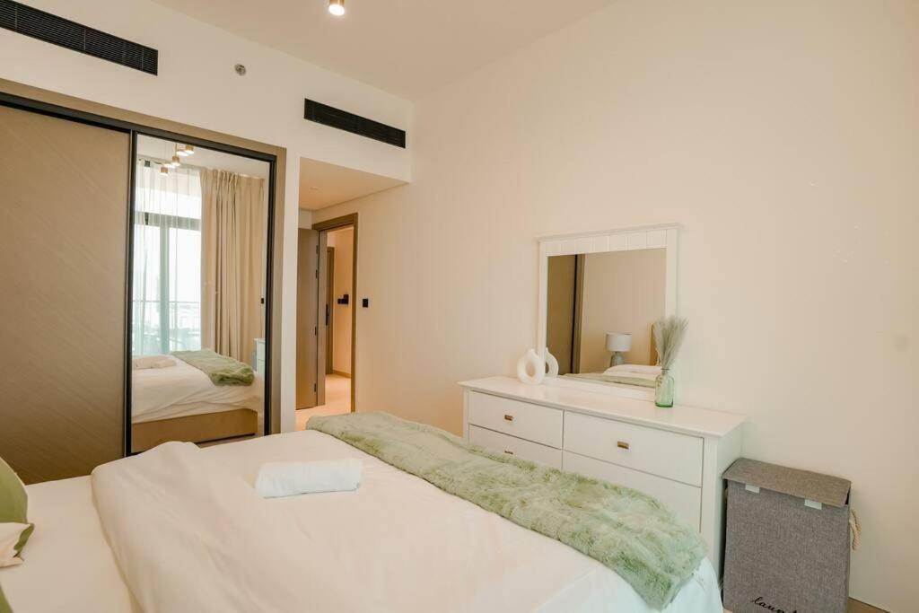 Apartment 1-Bed In Binghatti Emerald With Pool *