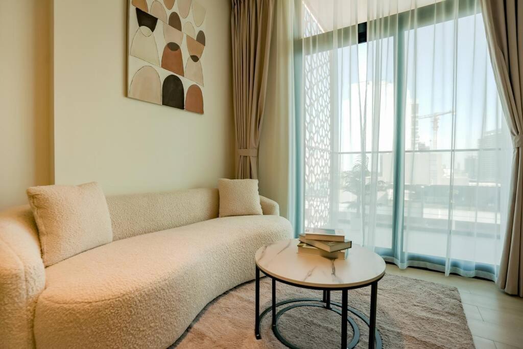 Apartment 1-Bed In Binghatti Emerald With Pool Dubai