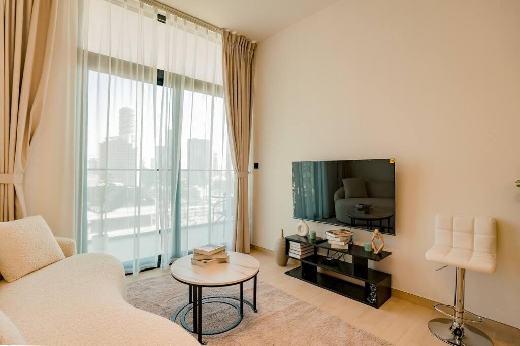 Apartment 1-Bed In Binghatti Emerald With Pool