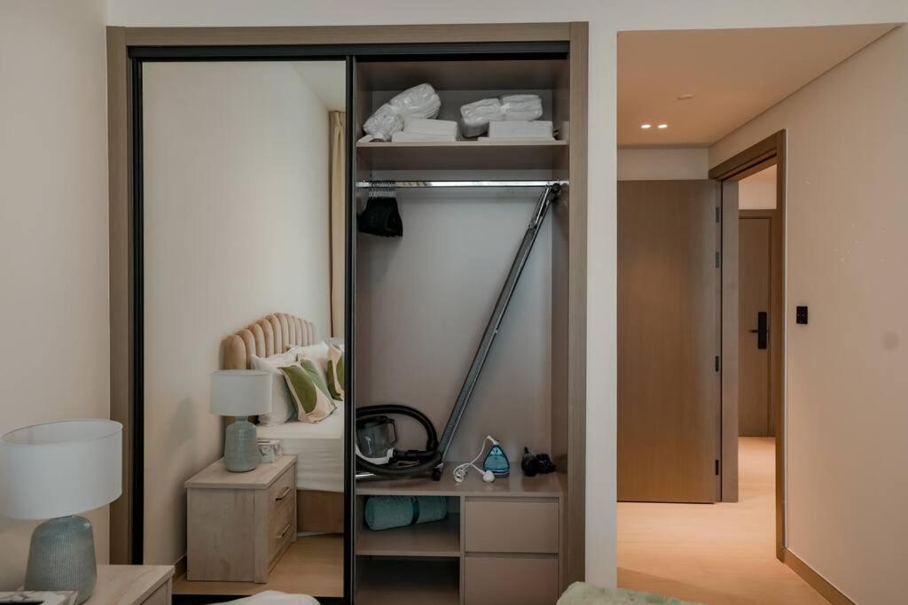Apartment 1-Bed In Binghatti Emerald With Pool Dubai