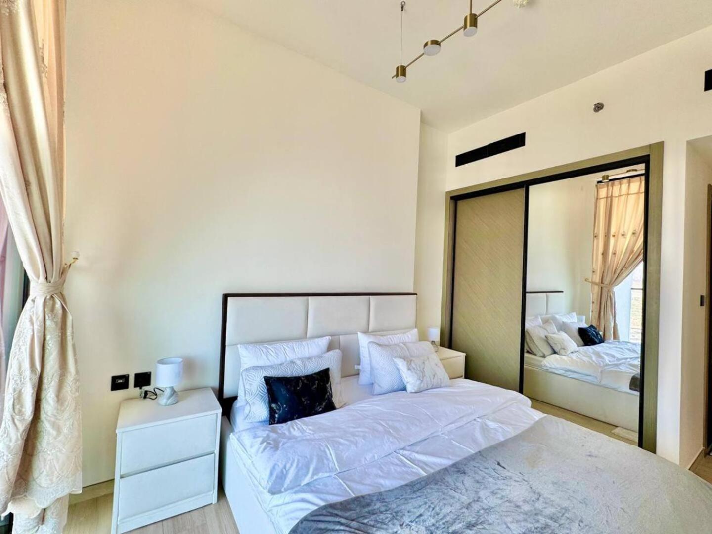 Cozy & Stylish 1br Jvc Pool & Parking Apartment *