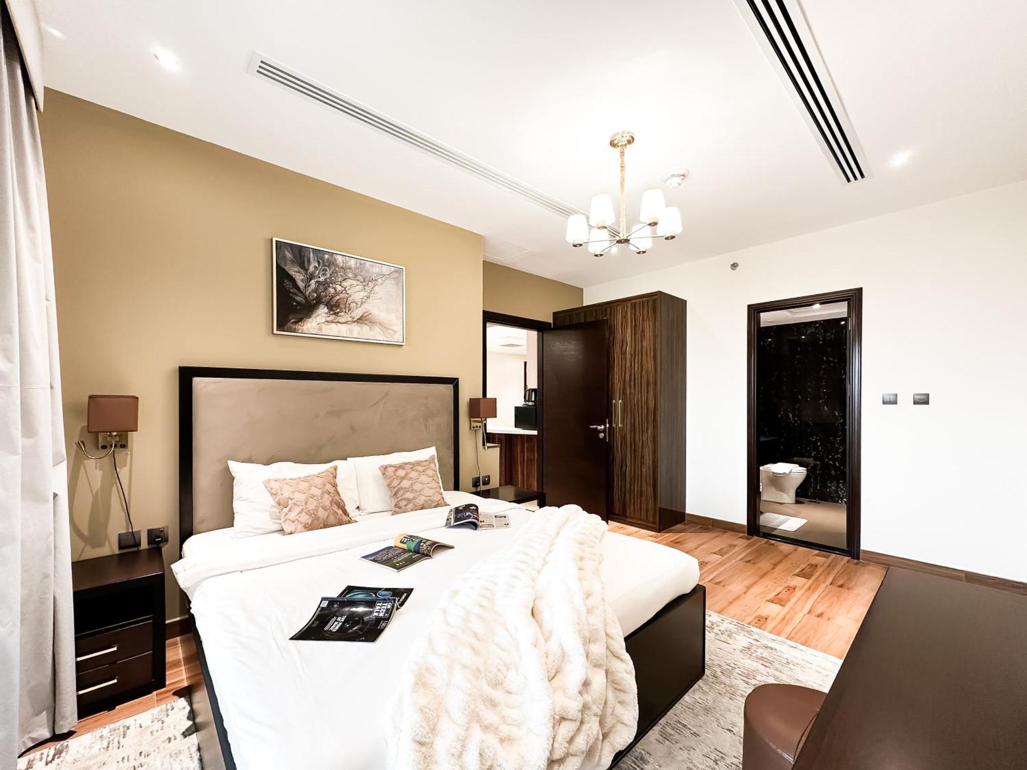 Apartment Trophy Sunset Serenity In Downtown With Panromic Skyline Views *