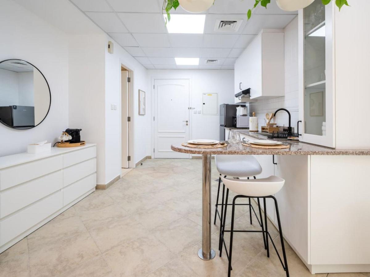 Apartment Charming Escape In Motor Dubai