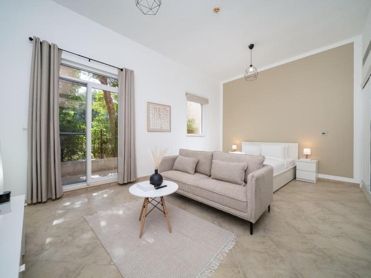Apartment Charming Escape In Motor Dubai