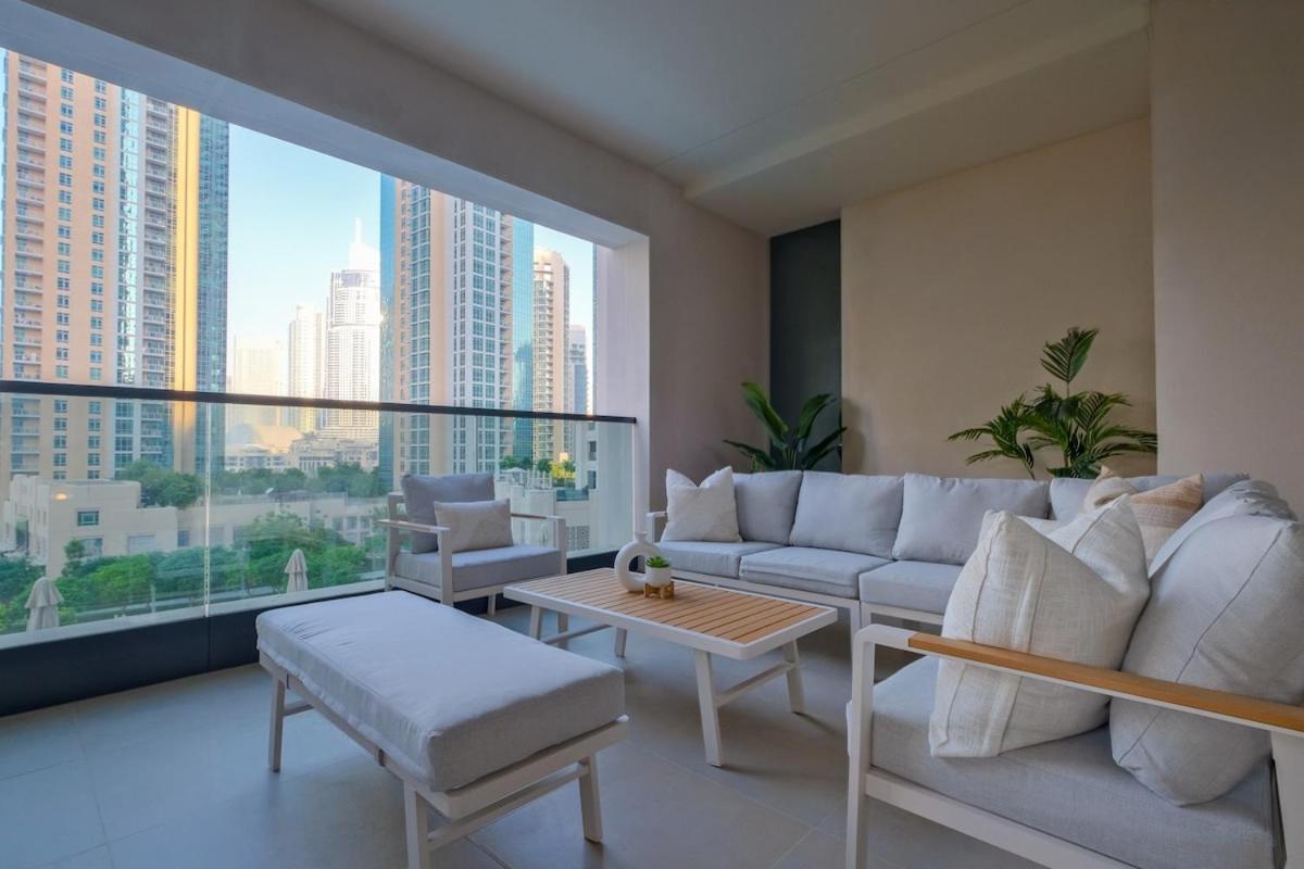 Apartment Luxurious 2-bedroom Escape With Burj Khalifa Views At Act One In Downtown *